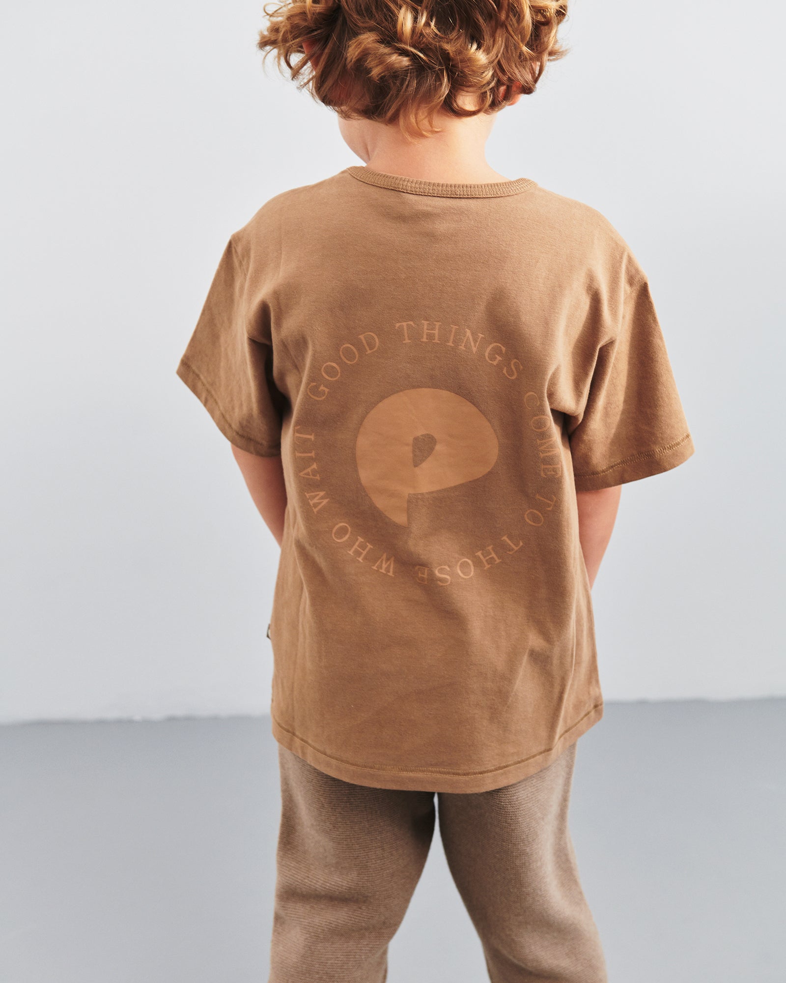 Short Sleeve T-shirt w. Back Print - Kids - Walnut